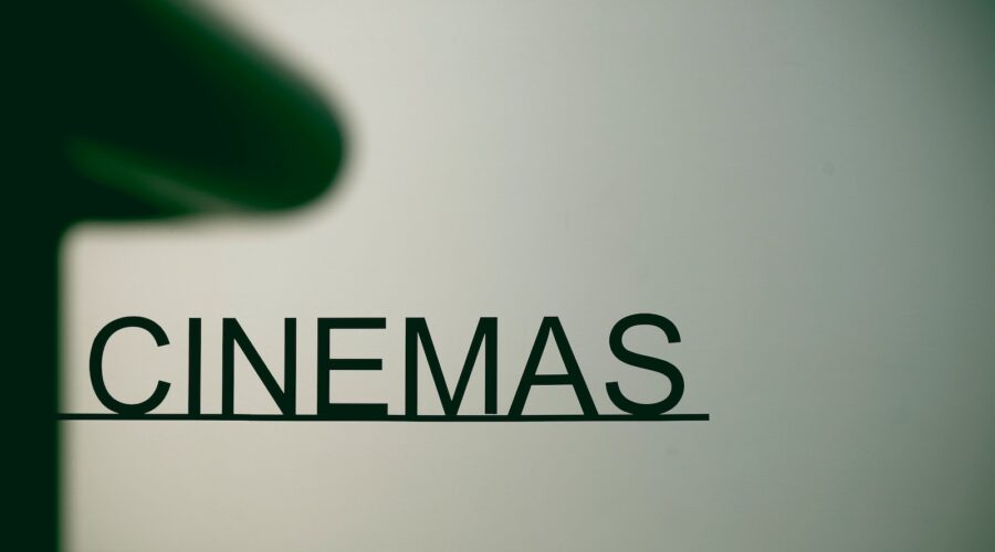 Comment le cinéma explore-t-il des thèmes culturels importants